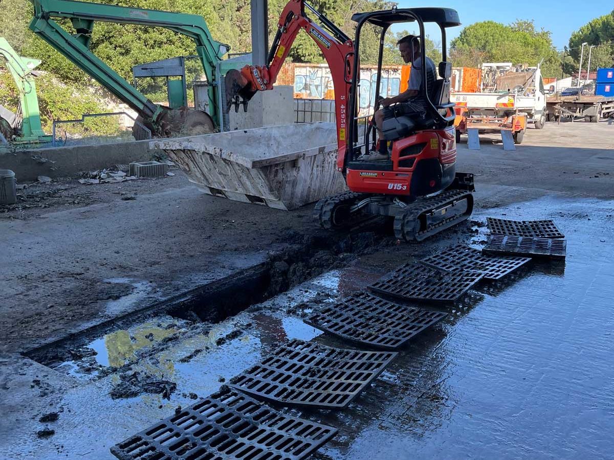 Nettoyage d'une aire de lavage par l'équipe Eautretien - Eautretien recrute un opérateur d’assainissement