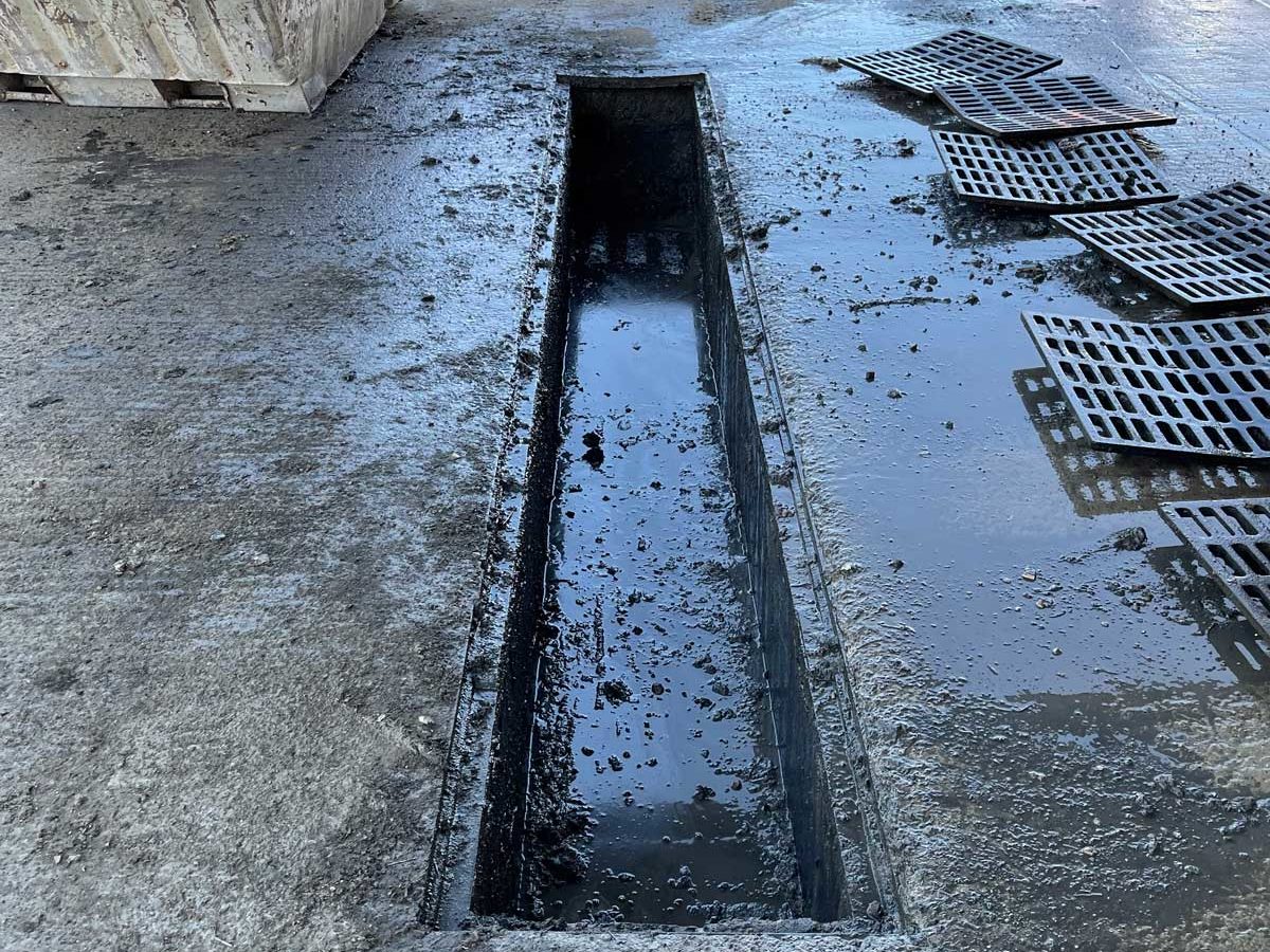 Nettoyage d'une aire de lavage par l'équipe Eautretien